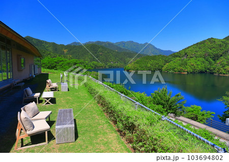 【高知県】快晴のさめうら湖（早明浦ダム） 103694802