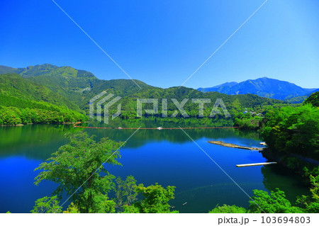 【高知県】快晴のさめうら湖（早明浦ダム） 103694803