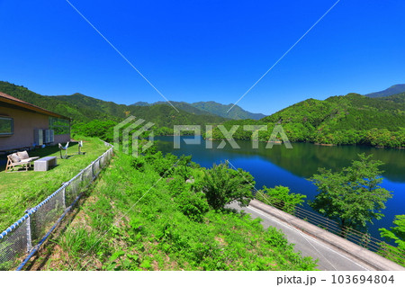 【高知県】快晴のさめうら湖（早明浦ダム） 103694804