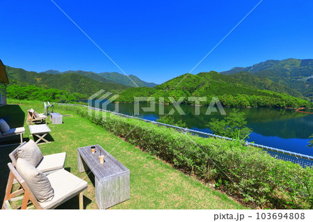 【高知県】快晴のさめうら湖（早明浦ダム） 103694808