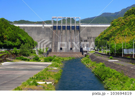 【高知県】快晴の早明浦ダム 103694819