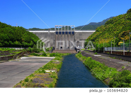【高知県】快晴の早明浦ダム 103694820