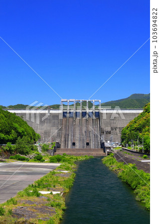 【高知県】快晴の早明浦ダム 103694822