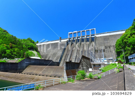 【高知県】快晴の早明浦ダム 【高知県】快晴の早明浦ダム 103694829