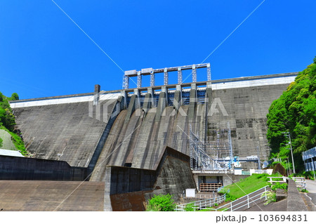 【高知県】快晴の早明浦ダム 103694831