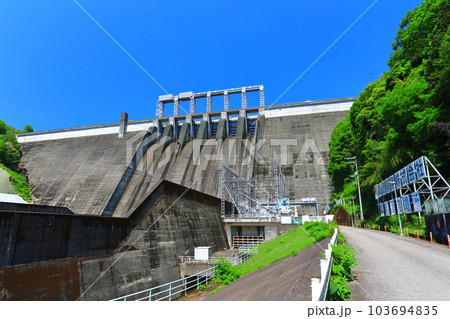 【高知県】快晴の早明浦ダム 【高知県】快晴の早明浦ダム 103694835