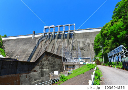【高知県】快晴の早明浦ダム 103694836