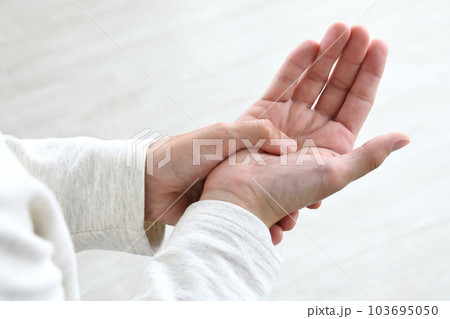 手のしびれ・震えに対する指圧 103695050