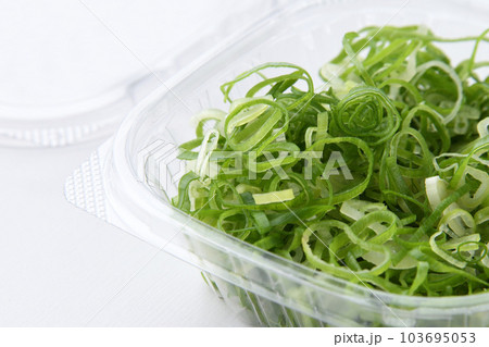 プラスチックケースに入ったカットネギ プラスチックケースに入ったカットネギ 103695053
