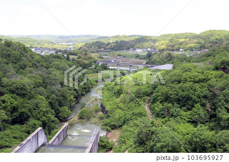 呑吐ダム堤体からの風景（兵庫県 三木市） 103695927