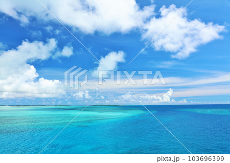 沖縄　宮古島の青空と海 103696399