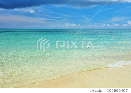 沖縄 池間島 青空と海の風景 沖縄 池間島 青空と海の風景 103696407