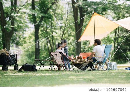 キャンプで家族団欒・ファミリーイメージ 103697042