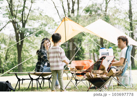 キャンプで家族団欒・ファミリーイメージ 103697778