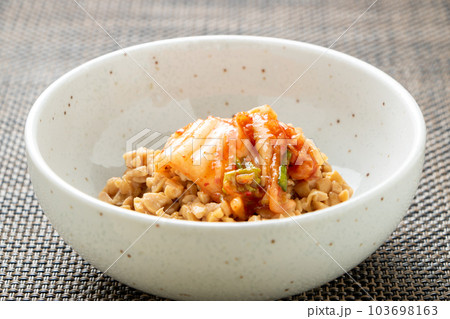 キムチ納豆。(白菜キムチトッピングひきわり納豆。) 103698163