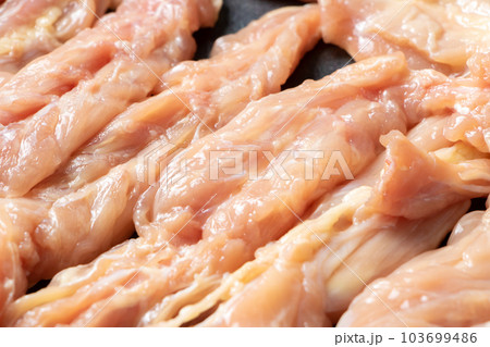 鶏肉(若鶏セセリ)をフライパンで焼く。 103699486
