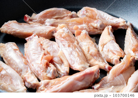鶏肉(若鶏手羽中)をフライパンで焼く。 103700146