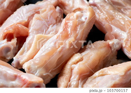 鶏肉(若鶏手羽中)をフライパンで焼く。 鶏肉(若鶏手羽中)をフライパンで焼く。 103700157