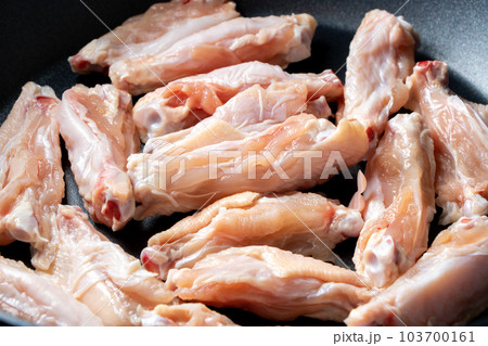 鶏肉(若鶏手羽中)をフライパンで焼く。 103700161