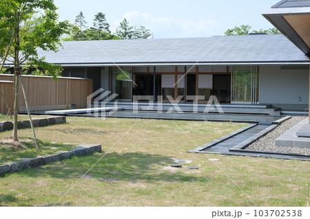仙台青葉山公園緑彩館裏庭の景色 仙台青葉山公園緑彩館裏庭の景色 103702538