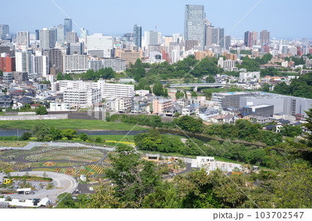 青葉城址から眺めた仙台市の街並 103702547