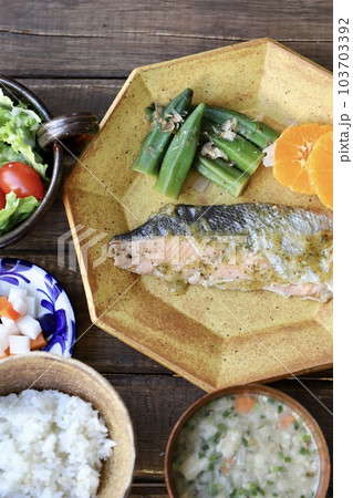 サーモンのレモンバジルソテーがメインの和食セット サーモンのレモンバジルソテーがメインの和食セット 103703392