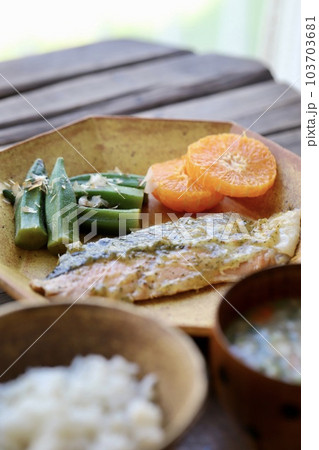 サーモンのレモンバジルソテーがメインの和食セット 103703681
