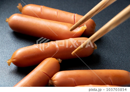 ウインナーソーセージに切れ込みを入れてフライパンで焼く。 ウインナーソーセージに切れ込みを入れてフライパンで焼く。 103703854