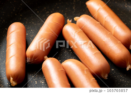 ウインナーソーセージに切れ込みを入れてフライパンで焼く。 ウインナーソーセージに切れ込みを入れてフライパンで焼く。 103703857