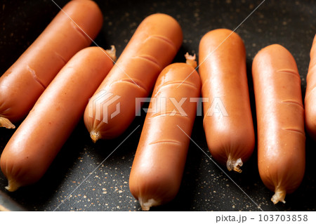 ウインナーソーセージに切れ込みを入れてフライパンで焼く。 ウインナーソーセージに切れ込みを入れてフライパンで焼く。 103703858