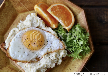 ポテトサラダと目玉焼きのオープンサンド　のっけパン 103704005