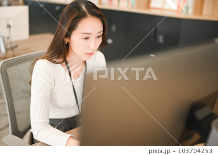 ビジネスシーン 103704253