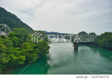 笹津橋から見たJR高山本線の鉄橋 笹津橋から見たJR高山本線の鉄橋 103704278