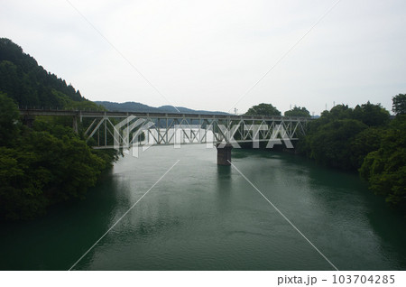 笹津橋から見たJR高山本線の鉄橋 103704285