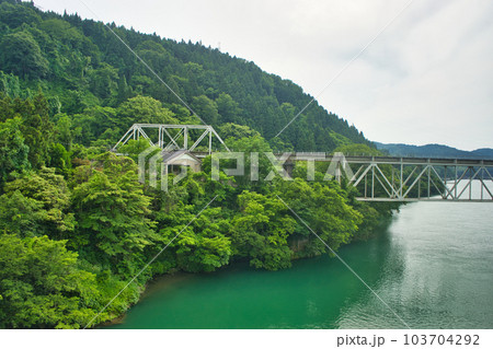 笹津橋から見たJR高山本線の鉄橋 笹津橋から見たJR高山本線の鉄橋 103704292
