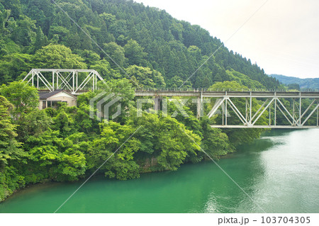 笹津橋から見たJR高山本線の鉄橋 103704305