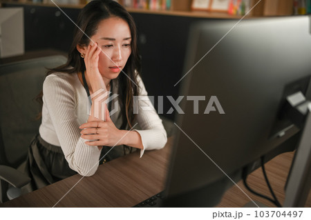 ビジネスシーン 103704497