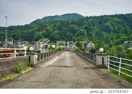 神通川にかかる笹津橋 103704567