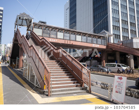【日本】都内の幹線道路上の歩道橋と高層ビル 103704585