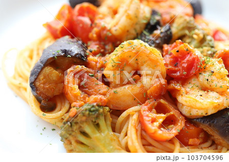 ゴロゴロ具材のエビと夏野菜のスパイシートマトソースパスタ 103704596