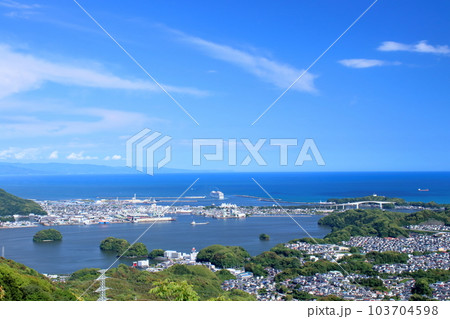 鷲尾山からクルーズ船を見送る　初夏　（高知県　高知市） 103704598