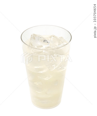 グラスに入ったりんごジュースのイラスト リアル 103704654