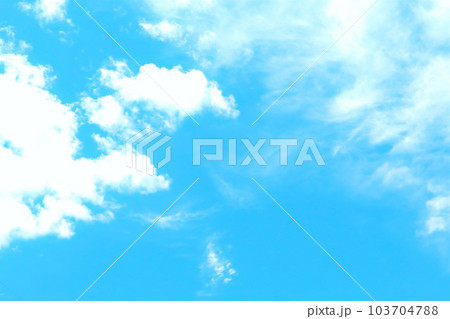 青空と白い雲 103704788