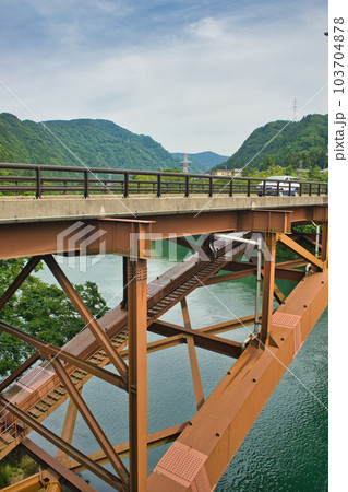 神通川にかかる新笹津橋 103704878
