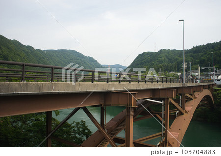 神通川にかかる新笹津橋 103704883