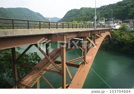 神通川にかかる新笹津橋 神通川にかかる新笹津橋 103704884