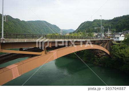神通川にかかる新笹津橋 神通川にかかる新笹津橋 103704887