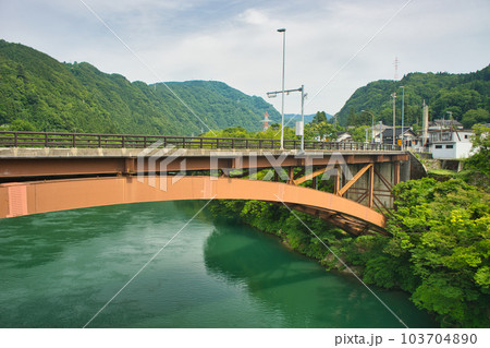 神通川にかかる新笹津橋 103704890