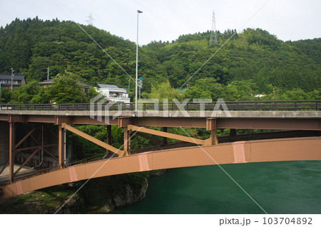 神通川にかかる新笹津橋 神通川にかかる新笹津橋 103704892