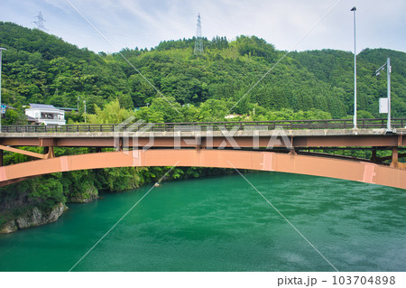 神通川にかかる新笹津橋 103704898